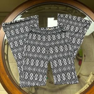 🖤HOLLISTER🖤- Black and White Pattern Flare Leggings - size S